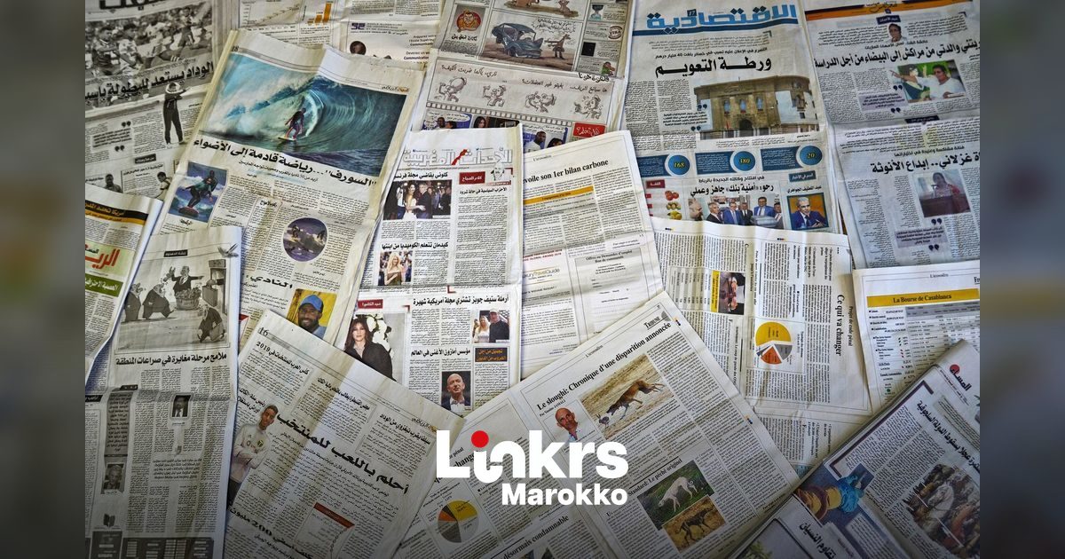 Krant en laptop met nieuwsberichten over Marokko