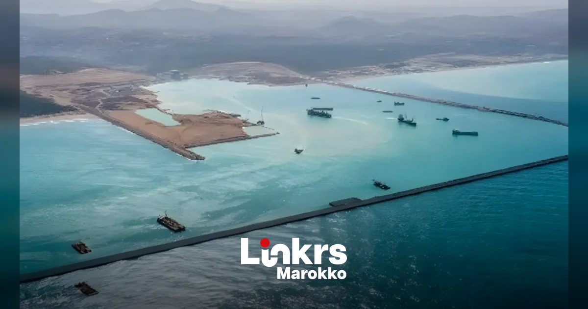 Containerterminal in een grote haven met stapels containers en kranen