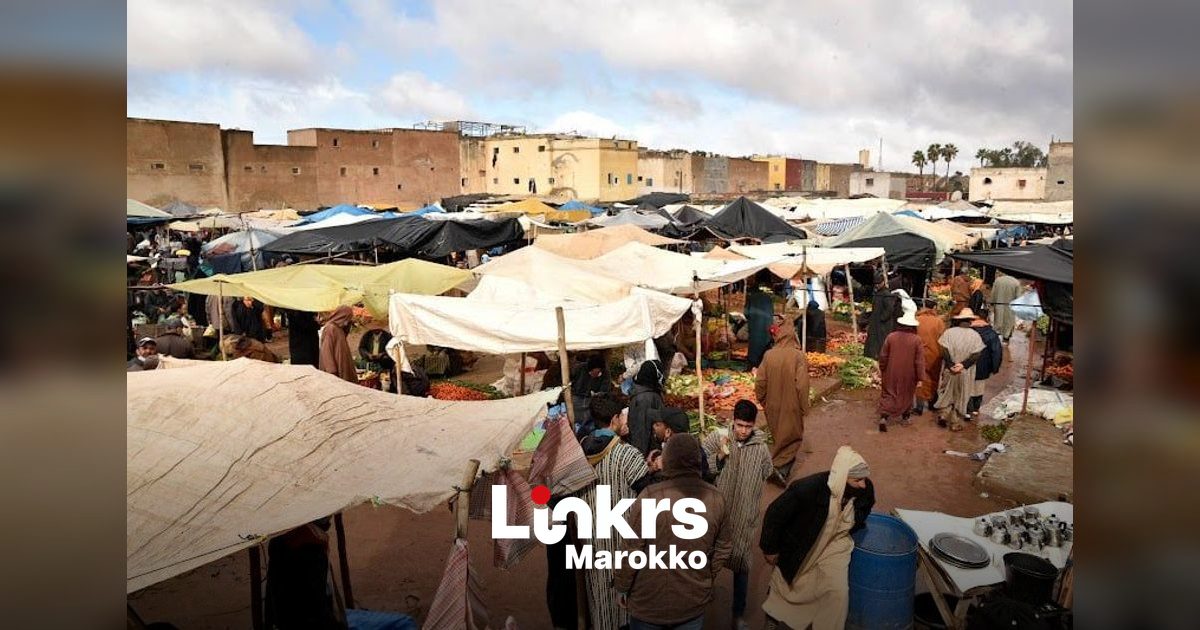 Marktkramen op een Marokkaanse markt in een stedelijke omgeving