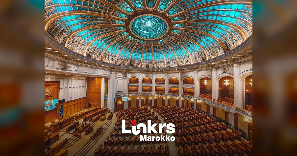 Zitting van een parlementaire assemblee met verkozenen aan tafel