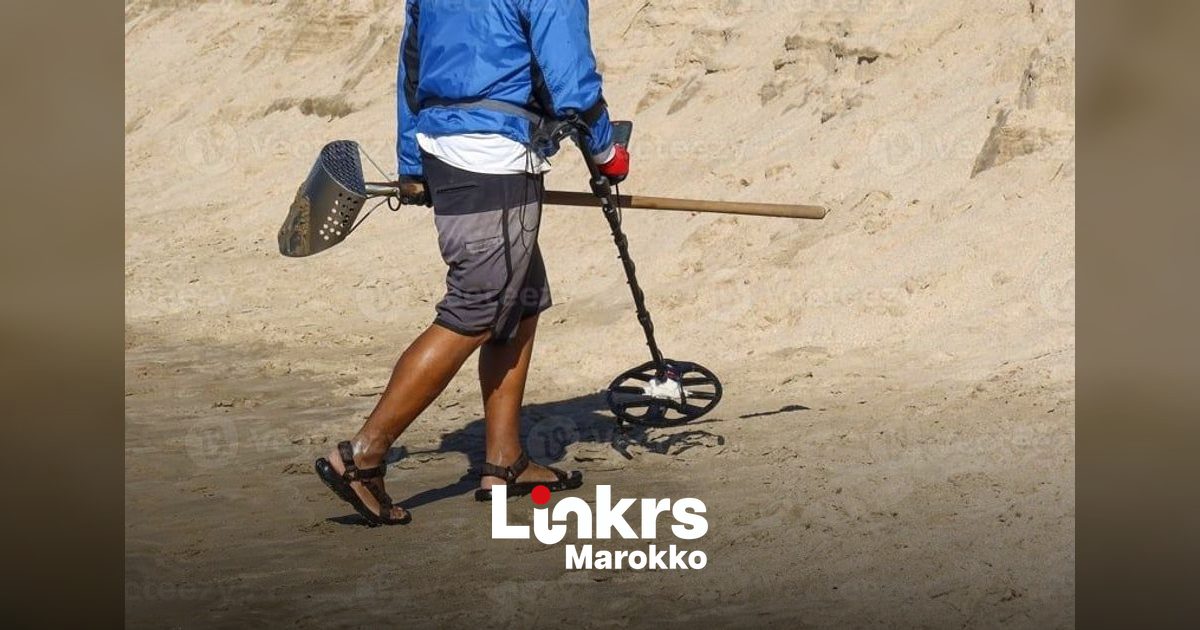 Marokkaanse student speurt met metaaldetector naar 'schatten' op de stranden van Tamuda Bay