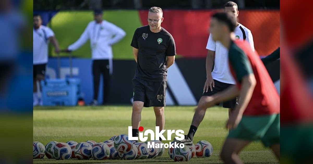 Bondscoach op de zijlijn tijdens een wedstrijd van het Marokkaanse nationale elftal