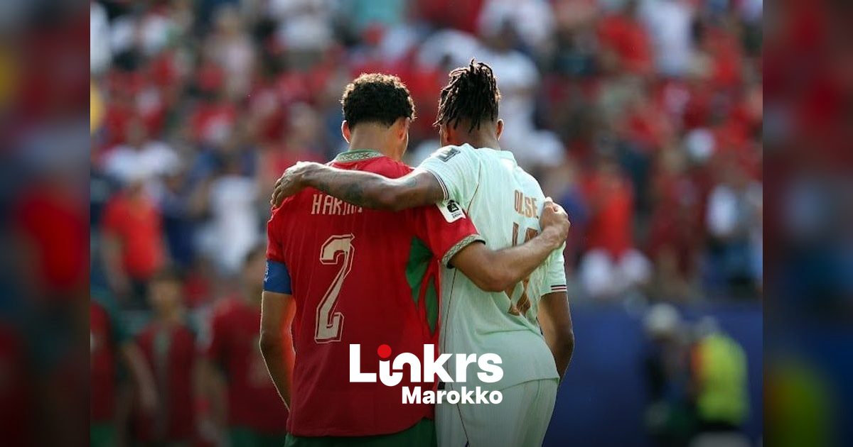 Persoon bekijkt sociale media met voetbalnieuws op een smartphone