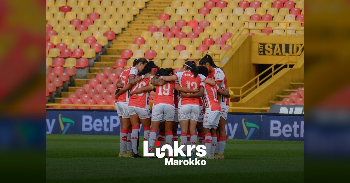 Marokkaanse voetbalvrouwen vieren een doelpunt in het stadion in Rabat