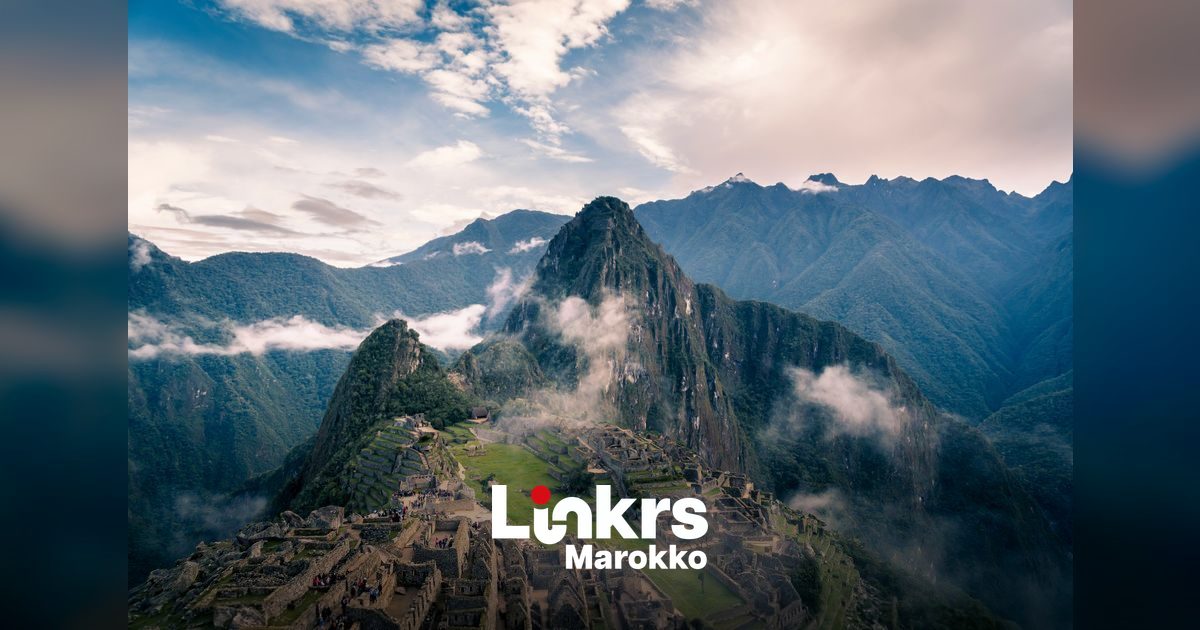 Berglandschap van de Andes in Peru met traditionele architectuur