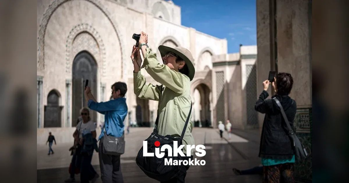 Toeristen wandelen door een drukke medina in Marokko