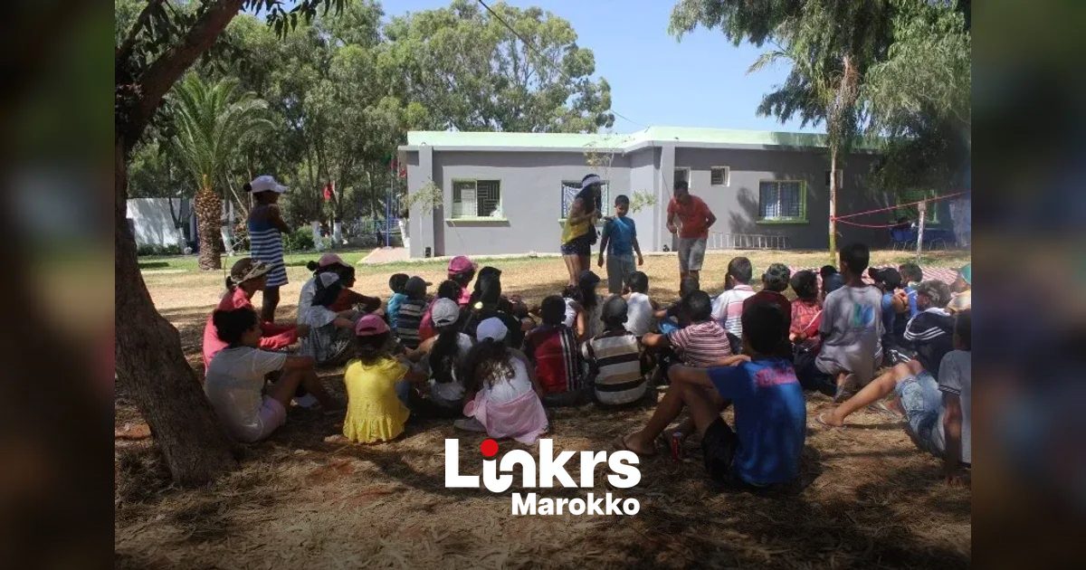 Marokkaanse kinderen op een zomerkamp aan de kust