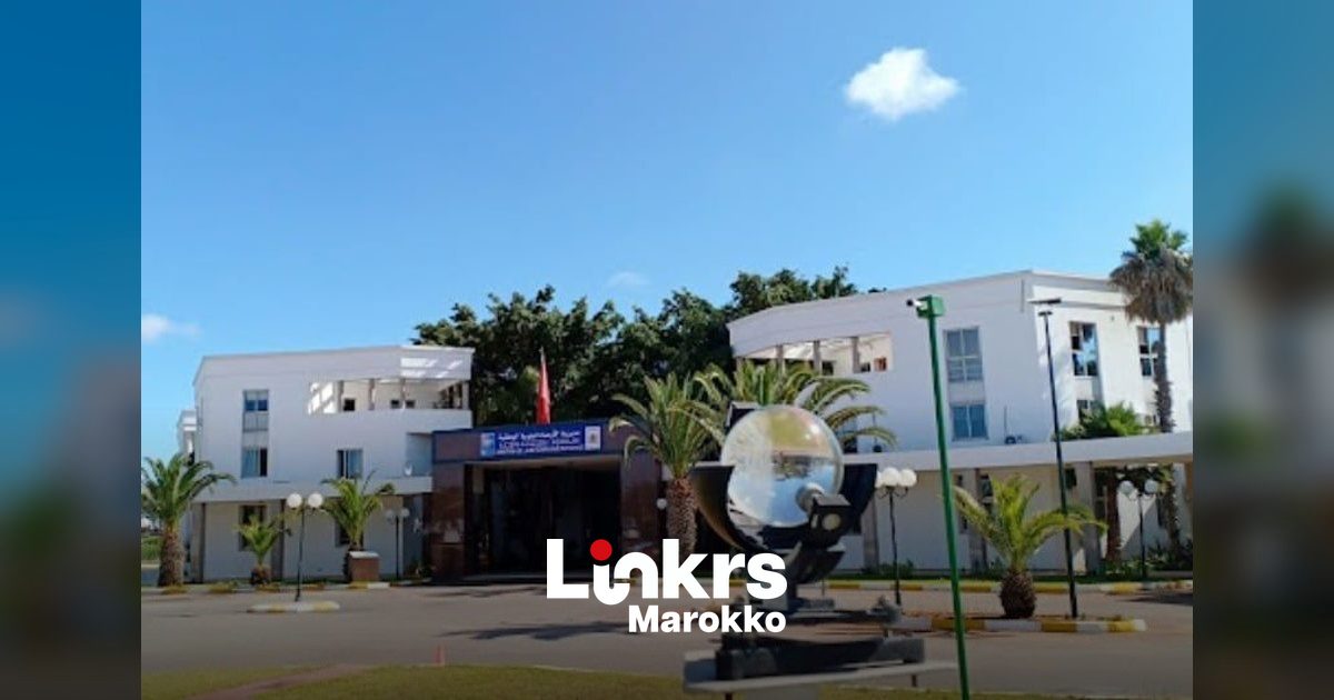 Weerstation met meetapparatuur onder een bewolkte hemel in Marokko