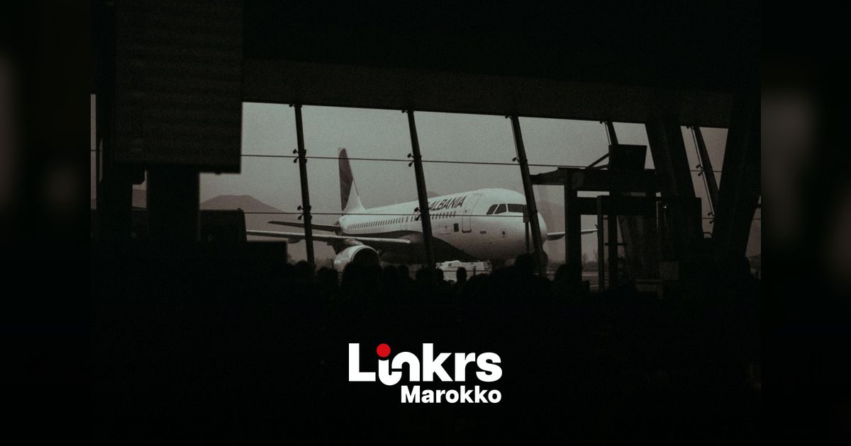 Passagiersvliegtuig op een Marokkaanse luchthaven bij zonsopgang
