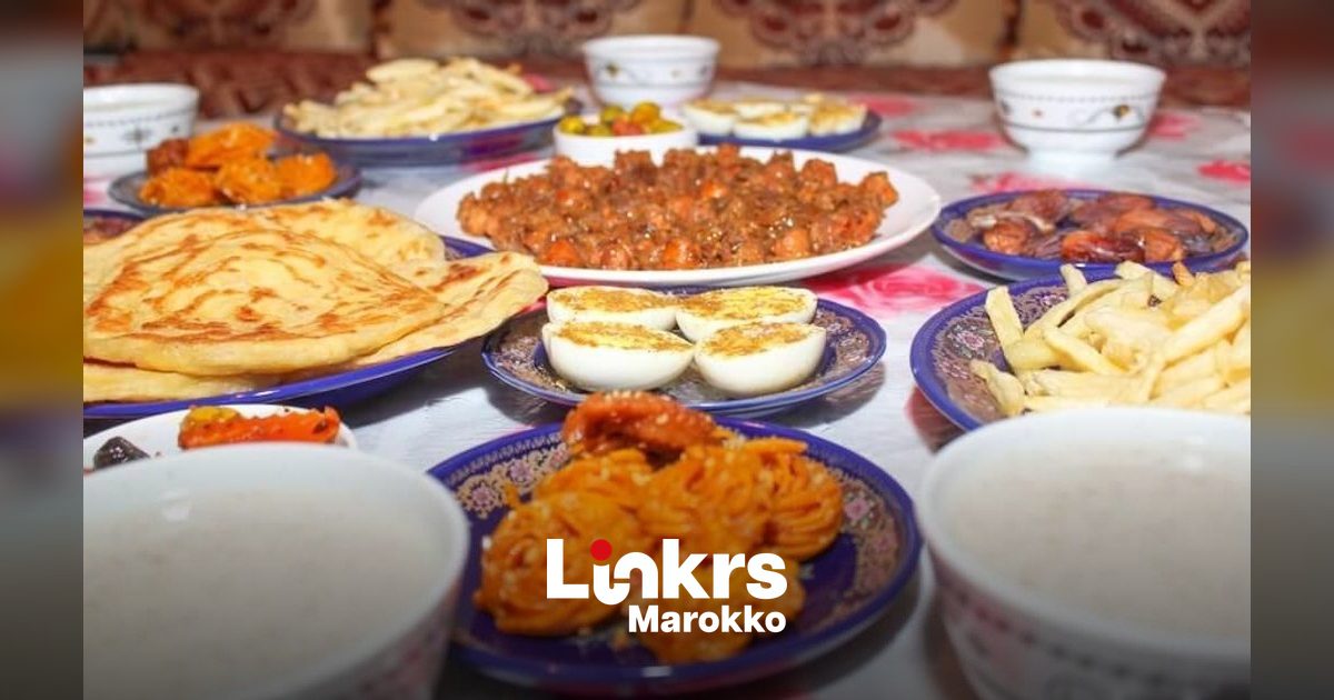 Traditionele Marokkaanse gerechten zoals couscous en harira op tafel