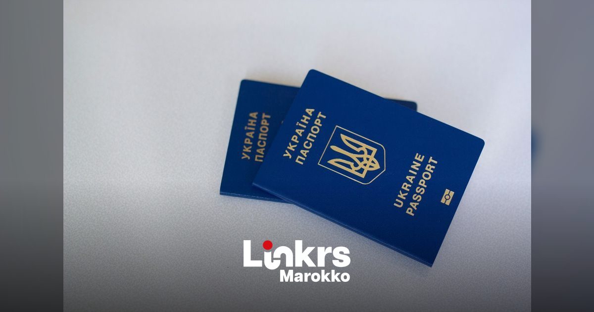 Een Marokkaans biometrisch paspoort naast reisdocumenten
