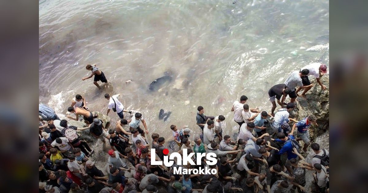 Kustlijn en grenshek nabij de Spaanse enclave Ceuta aan de Marokkaanse kust