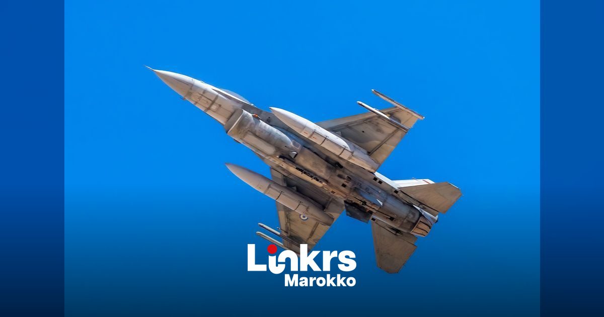 Een F-16-gevechtsvliegtuig in de lucht tijdens een militaire vlucht