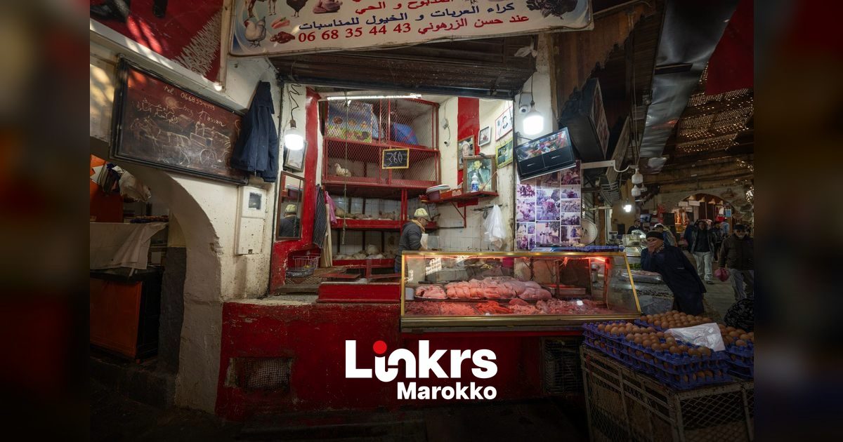 Rood vlees uitgestald op een Marokkaanse markt
