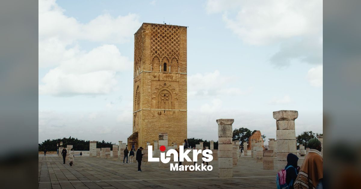 Toeristen bij een historische moskee in Marokko