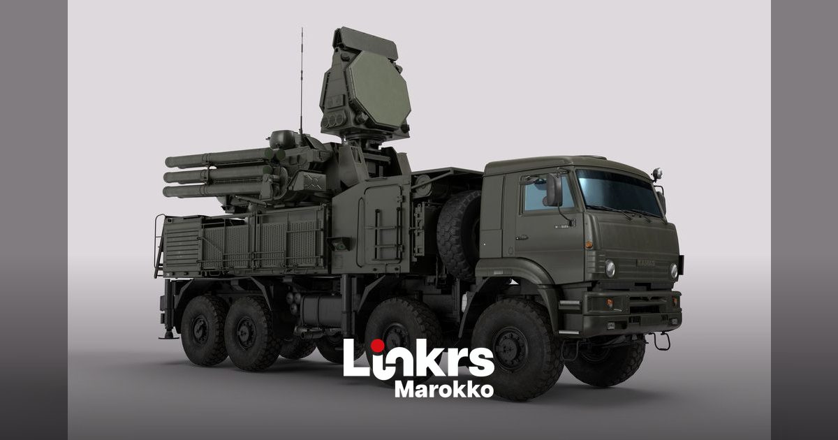 Militaire radarinstallatie tegen een avondlucht