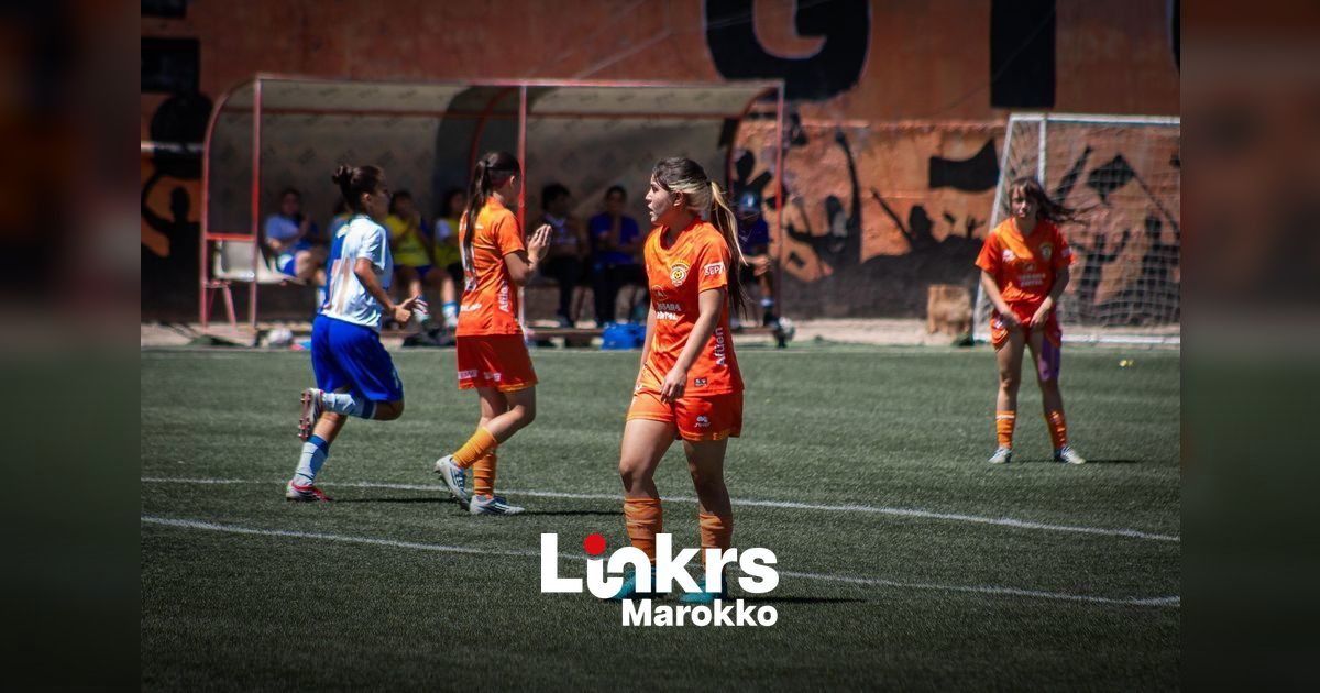 Vrouwenvoetbalwedstrijd in een stadion in Marokko
