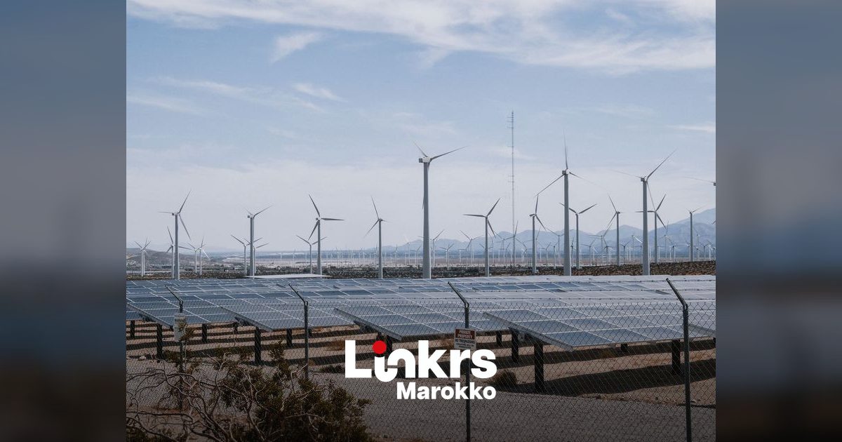 Zonnepanelen en windturbines in een Marokkaans energieproject