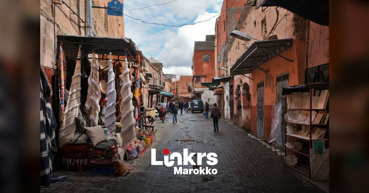 Toeristen in de medina van Marrakech in Marokko