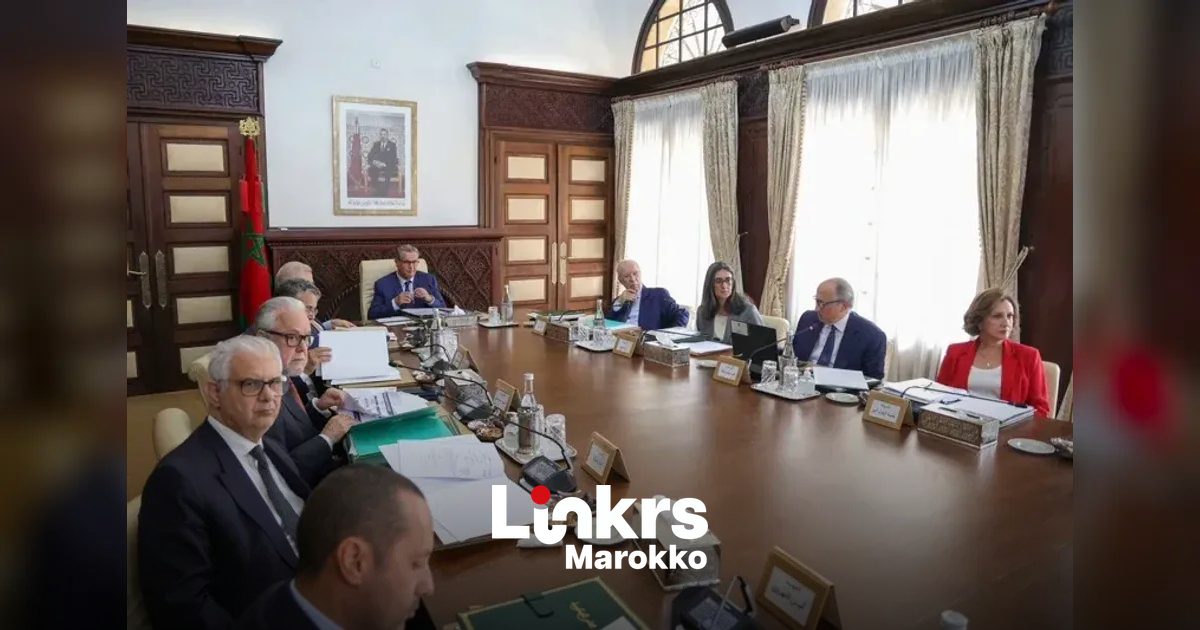 Studenten en professoren op een universiteitscampus in Marokko