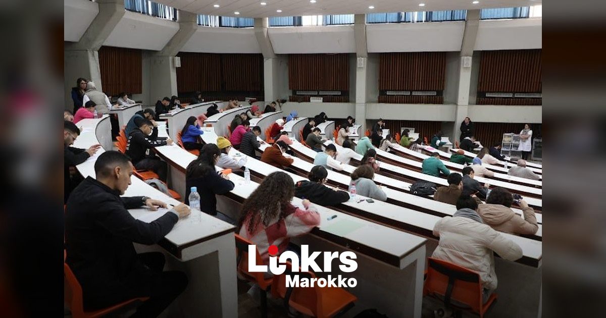 Studenten op een universiteitscampus in Marokko