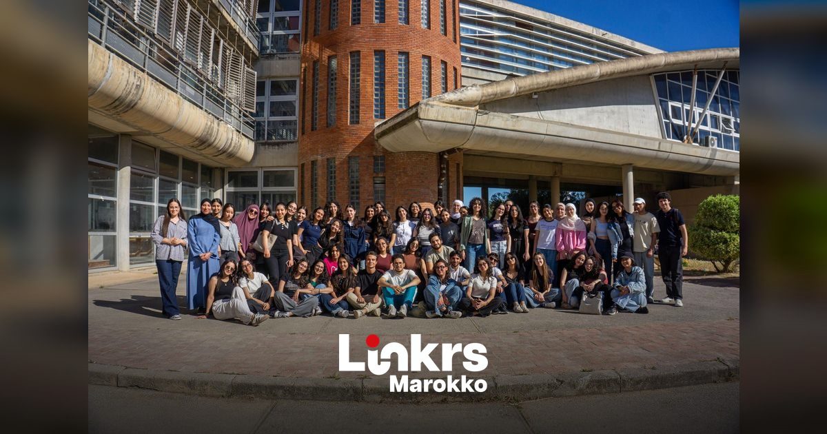 Een universiteitsgebouw in Marokko met studenten