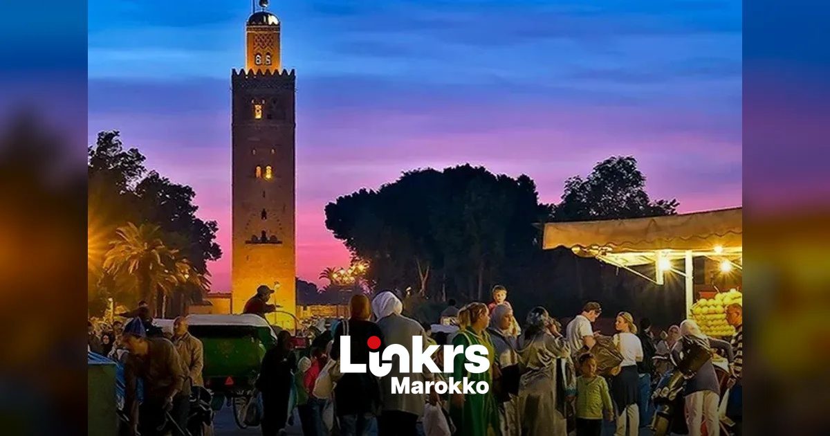 Chinese toeristen bekijken een traditionele Marokkaanse medina