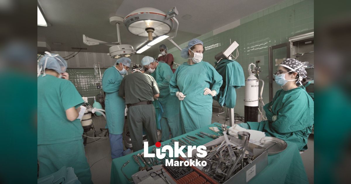 Operatiekamer met chirurgen tijdens een ingreep in een Marokkaans ziekenhuis