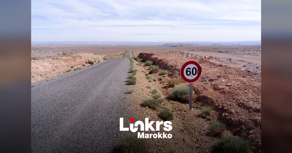 Flitspaal langs een drukke weg in Marokko