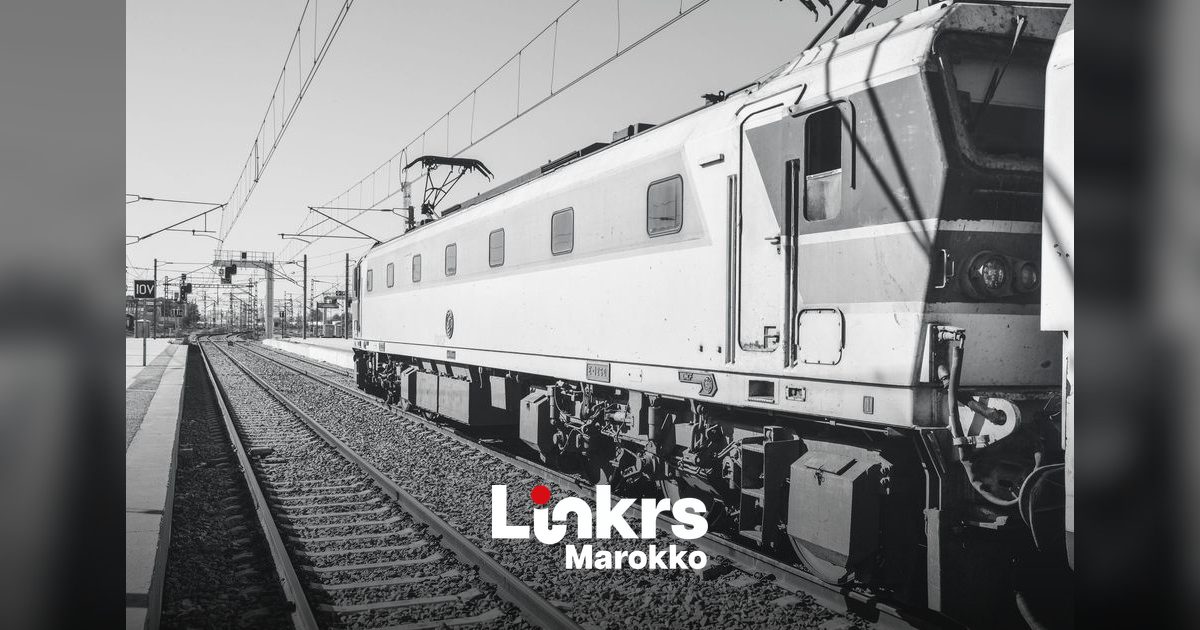Perron van een treinstation in het noorden van Marokko met wachtende reizigers