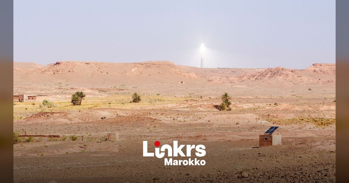 Zonnepanelen en windmolens voor de productie van groene energie in Marokko