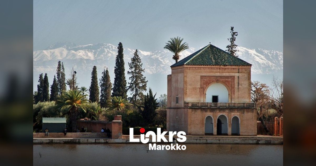 Drukke steegjes in de medina van Marrakech met toeristen