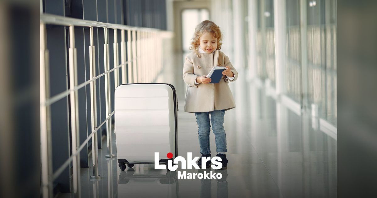 Gezin met kinderen bij de incheckbalie van een luchthaven in Marokko