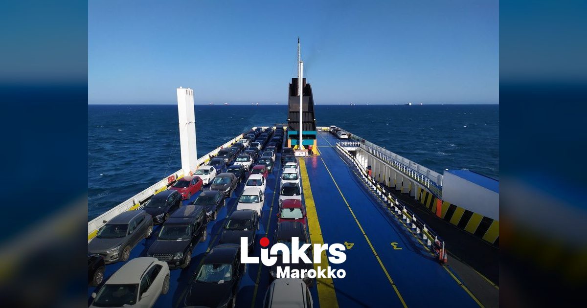 Veerboot vol passagiers en voertuigen vertrekt vanuit een Spaanse haven richting Marokko
