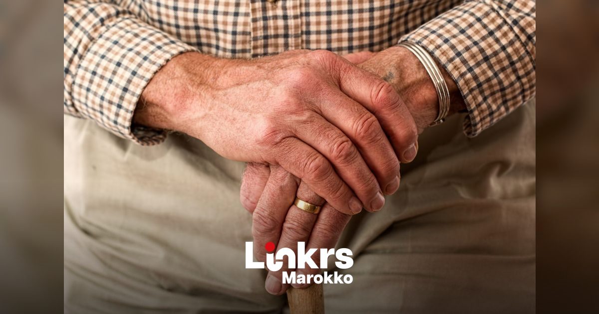 Oudere man in Marokko die aan een pensioenloket wacht