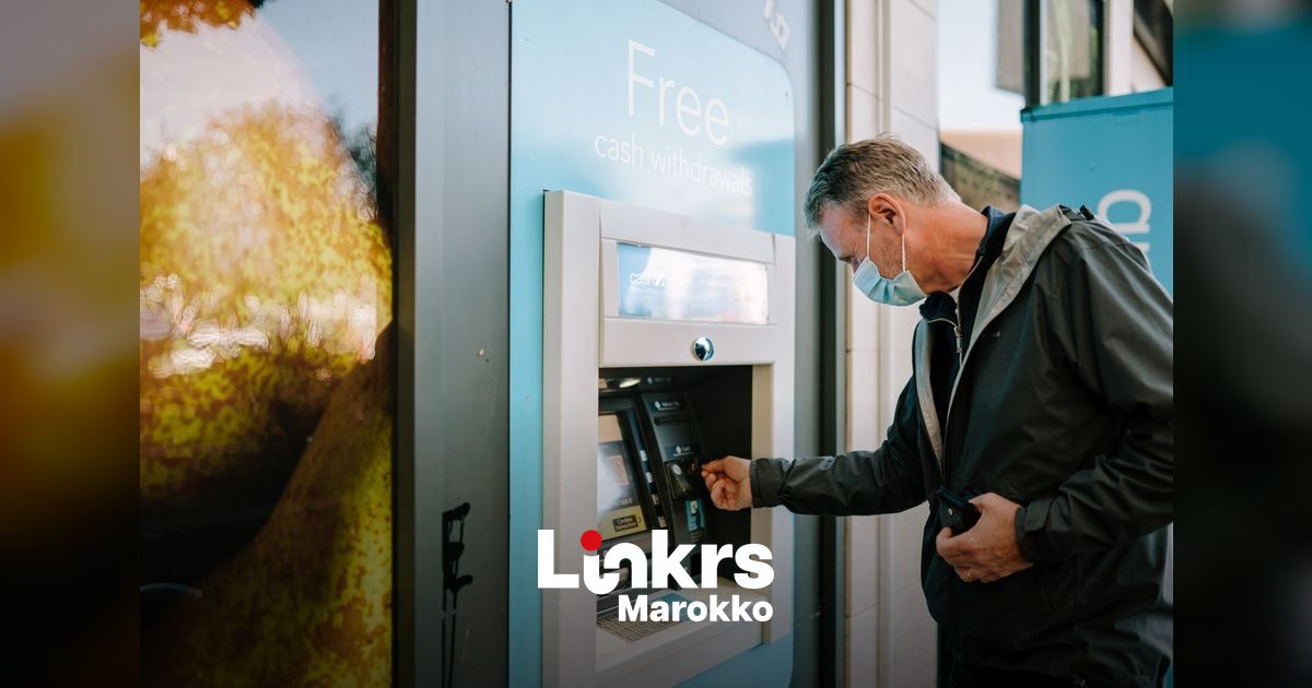 Iemand neemt geld op bij een Marokkaanse geldautomaat met een bankpas