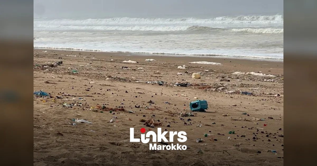 Plastic afval aangespoeld op een strand aan de Marokkaanse kust