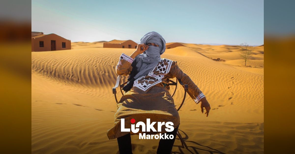 Man beschermt zich tegen de felle zon tijdens een hittegolf in Marokko