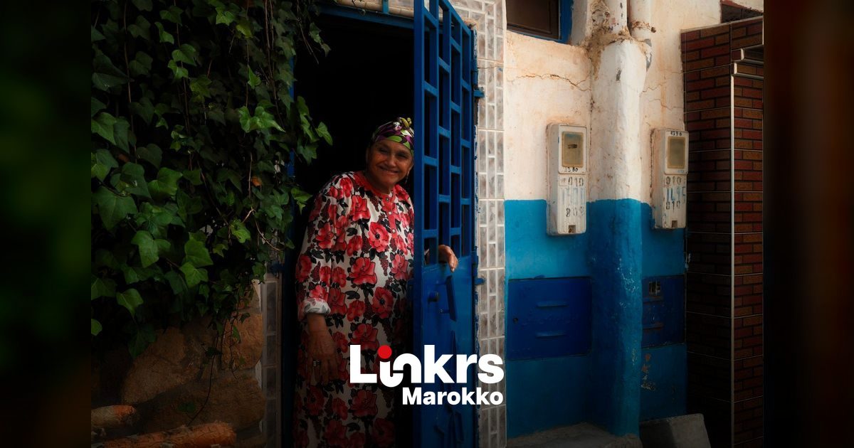 Zwangere vrouw op weg naar het ziekenhuis in een landelijke Marokkaanse regio