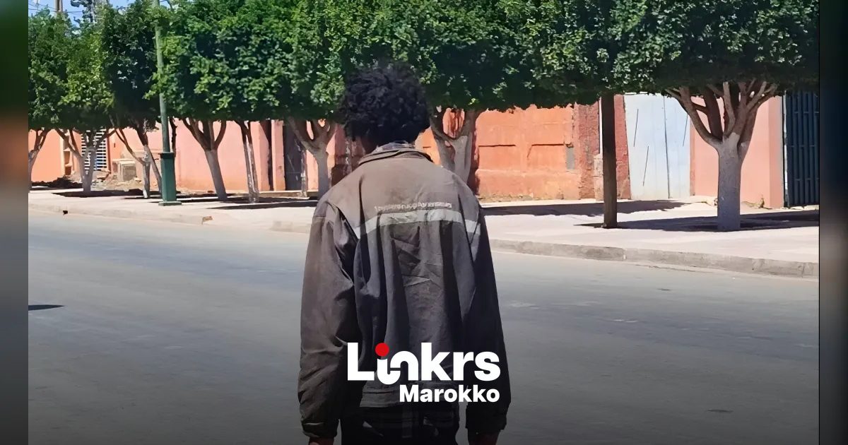Straatbeeld in een Marokkaanse stad met aandacht voor kwetsbare mensen