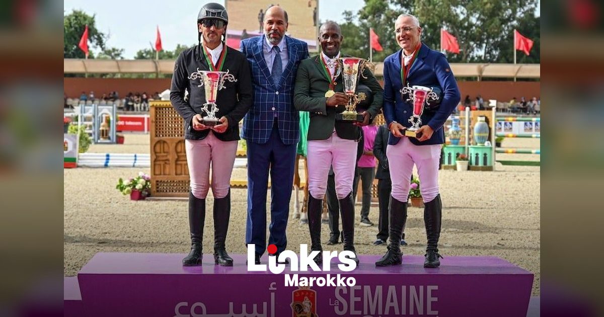 Ruiter die met een paard over een hindernis springt tijdens een springconcours