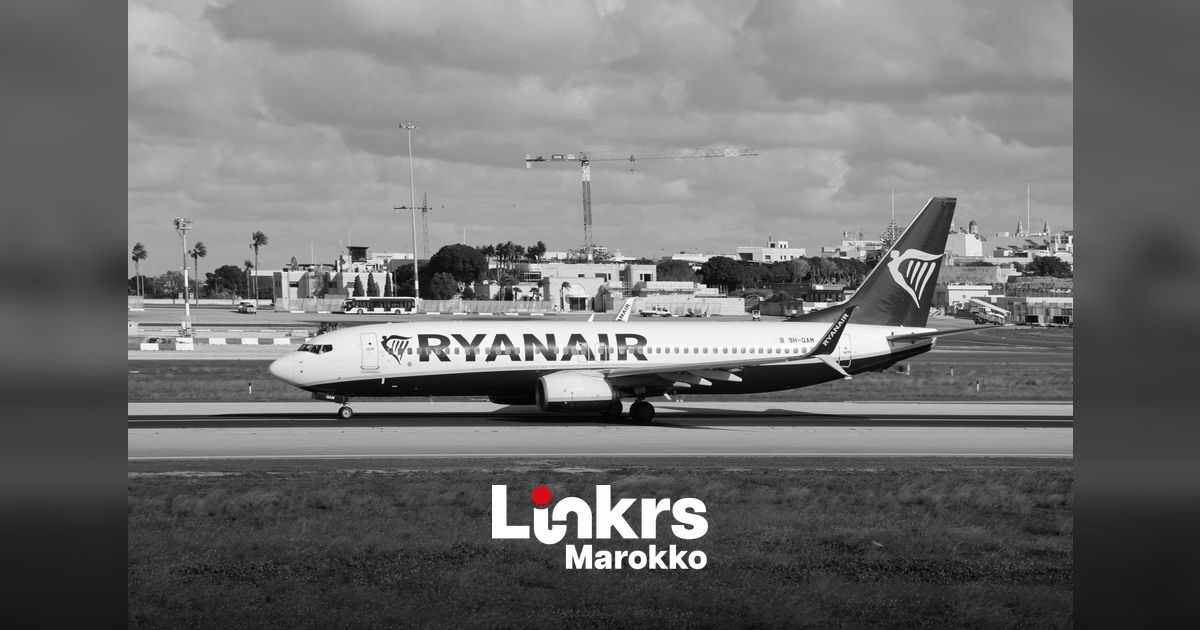 Vliegtuig van Ryanair op de landingsbaan met de kust van Agadir op de achtergrond