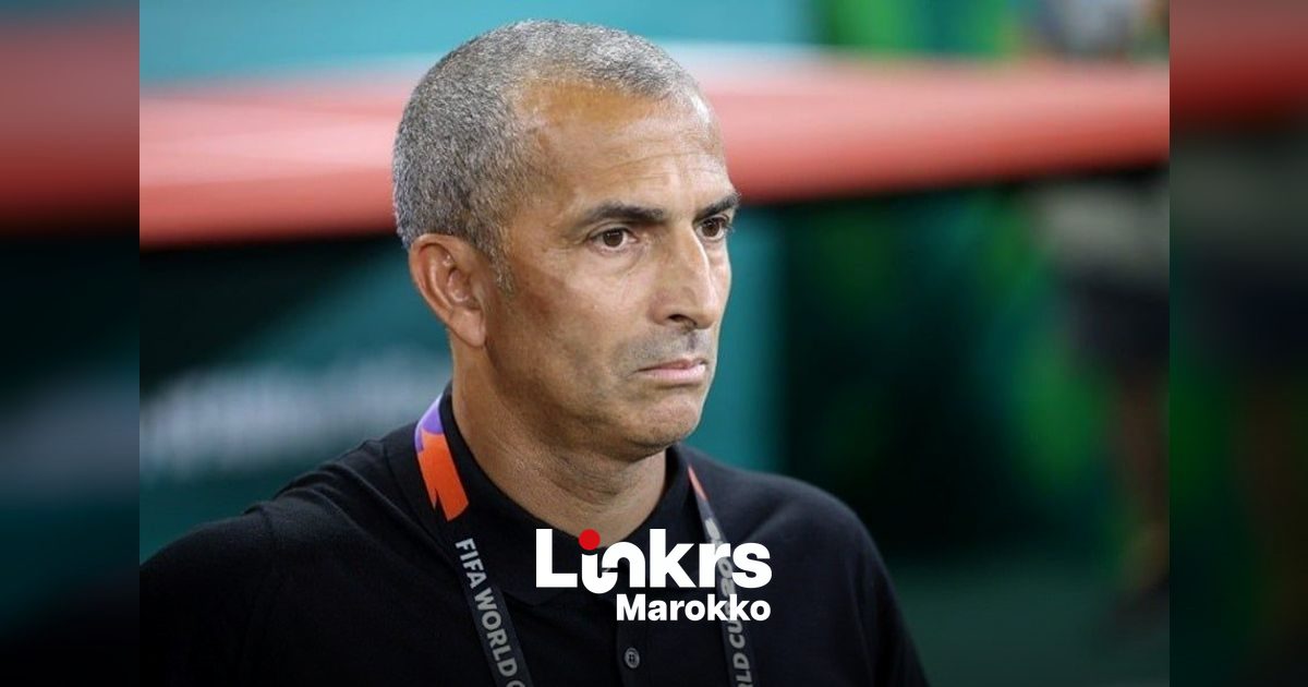 Trainer geeft aanwijzingen langs de zijlijn tijdens een voetbalwedstrijd