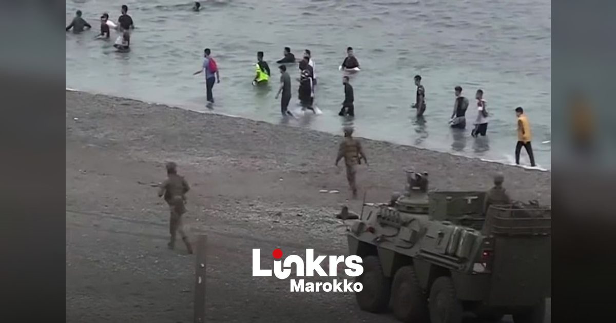 Grenshek en kustlijn bij de Spaanse enclave Ceuta aan de Marokkaanse grens