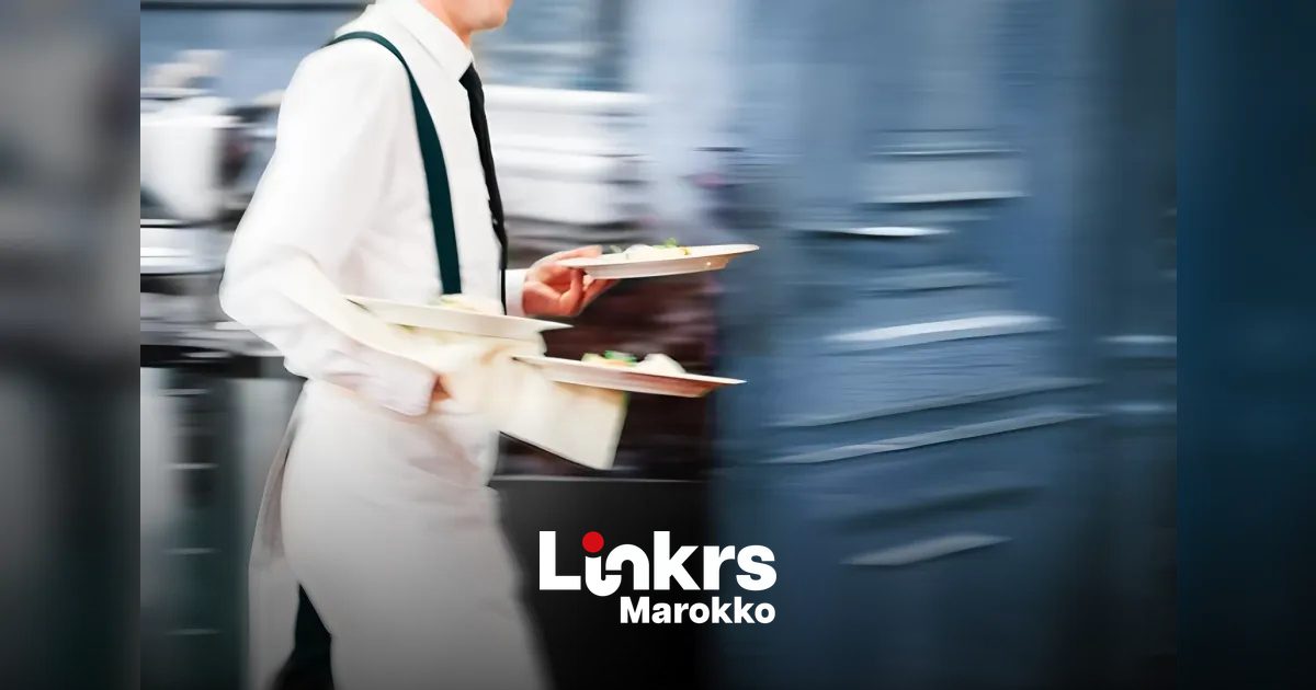 Café-interieur met een ober aan het werk