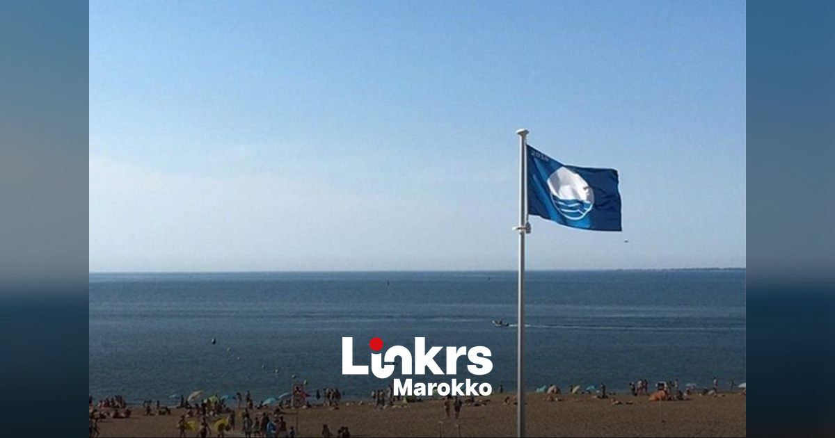 Blauwe Vlag wappert boven een strand aan de Marokkaanse kust
