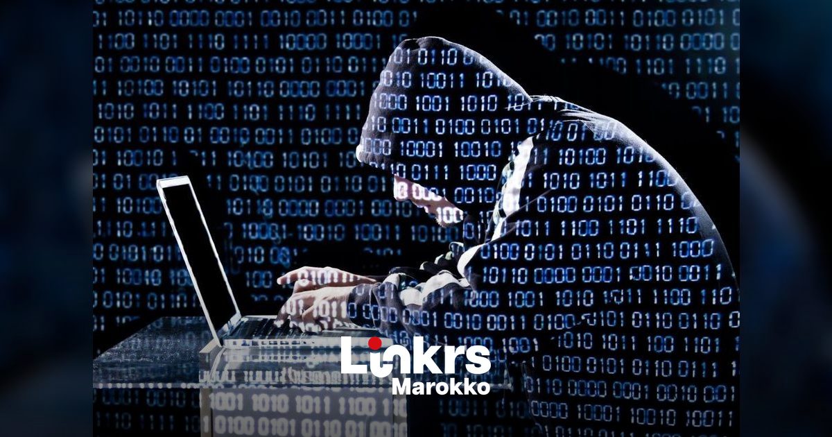 Persoon achter een computerscherm met code, symbool voor cybersecurity