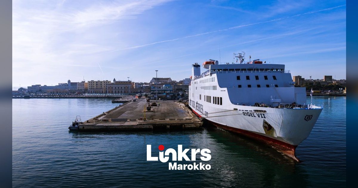 Passagiersterminal en veerboten in de haven van Tanger Med