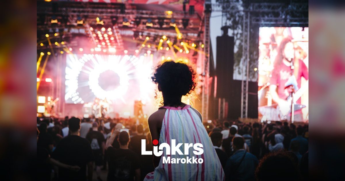 Muziekpodium met publiek tijdens een festival in Agadir