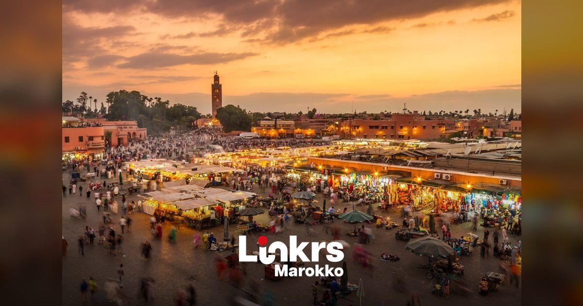 Drukke souk in de medina van Marrakech met toeristen en handelaars